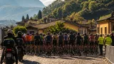 Matteo Jorgenson salue la mobilisation des coureurs au départ du Tour de Lombardie