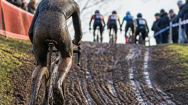 Overijse : Lucinda Brand et Michael Vanthourenhout s'imposent en patron sur l'ouverture du Superprestige