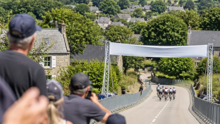 Tour 2027 : Plumelec accueillera une arrivée, Vannes un départ — la Bretagne retrouve la Grande Boucle