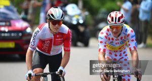 Il aurait dû rester pour être leader, pas pour apporter des bouteilles à van Aert.