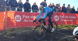 Deux enfants rendent un objet précieux à Van Aert.