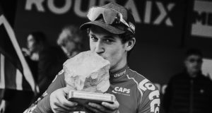 Il renverse et tue une jeune prodige, mais reste libre.