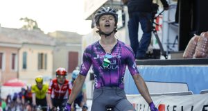 Avec une guitare à la main, il décroche sa première victoire en tant que professionnel.