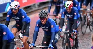 On lui avait promis de continuer, il a refusé une offre importante, et on le licencie.