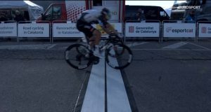 VIDÉO : Ayuso devance Roglic dans une arrivée au sprint serré.