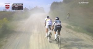 VIDÉO : L’attaque spectaculaire de Pogacar à 78 km de l’arrivée sur les Strade Bianche !