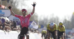 VIDÉO : Désastre et défaite de Visma dans un sprint 3 contre 1