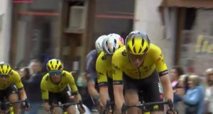 Visma répond aux critiques après avoir poursuivi la course suite à la chute