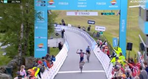 Un coureur colombien célèbre en voyant la ligne d’arrivée, mais il reste 22 km à parcourir.