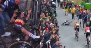 VIDÉO : Il tombe à la Remco après avoir célébré à l’arrivée